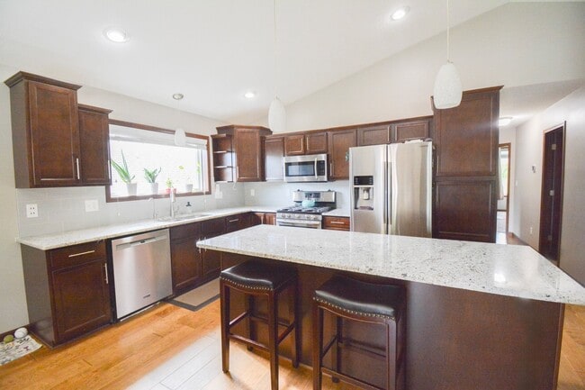 Building Photo - Spacious 5BR in NW Rochester w/ Fenced Yard!