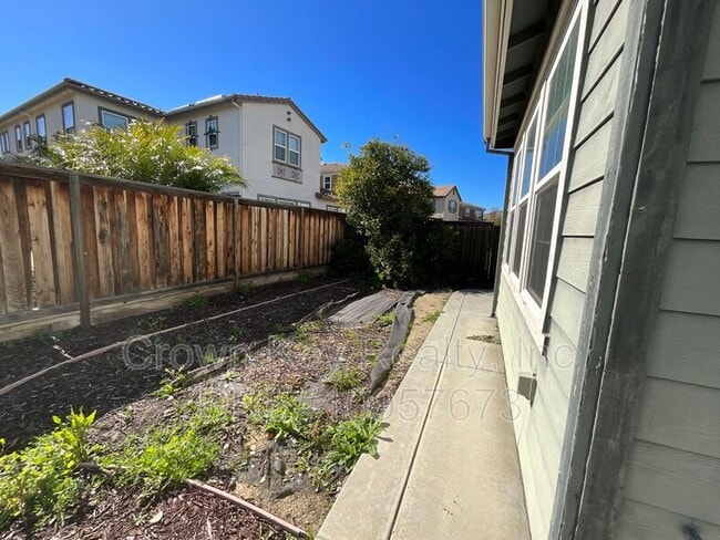 Building Photo - 546 W Campania Way