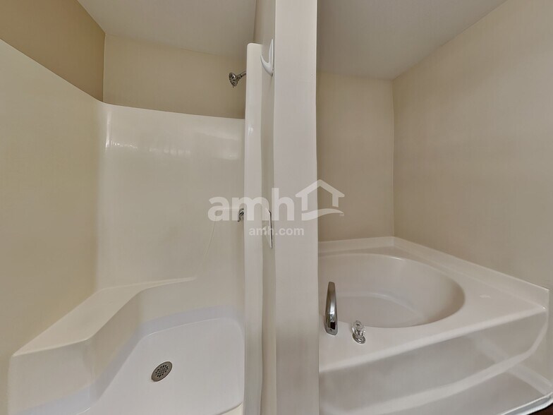 Building Photo - 147 Crescent Creek Ct