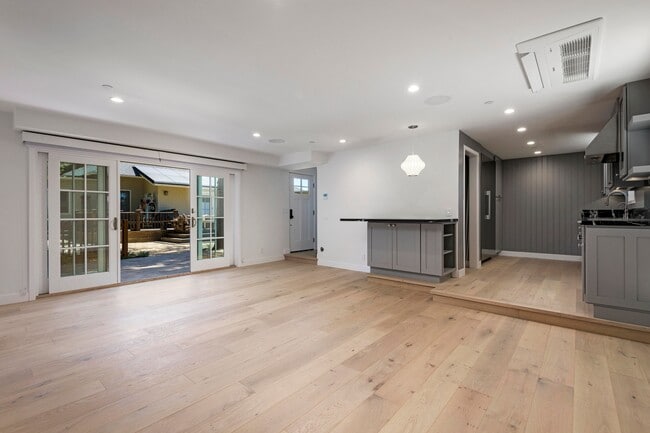 Building Photo - 1323 Alta Vista Rd