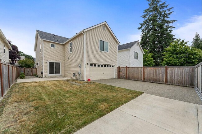 Building Photo - Spacious DuPont Home with A/C, Bonus Loft, Large Patio & Fully Fenced Yard!