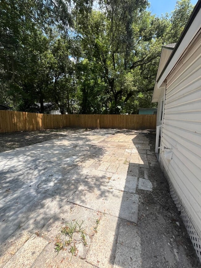 Building Photo - Plenty of Space!!