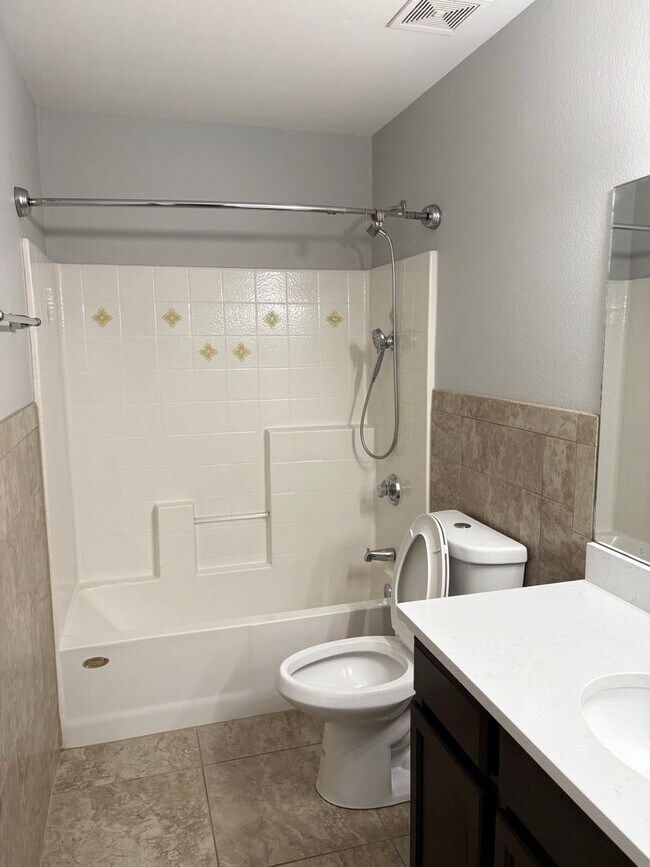 Building Photo - **WONDERFUL & SPACIOUS 3 BEDROOM/2.5 BATHROOM TOWNHOUSE IN CHANDLER (RAY & MCQUEEN)**