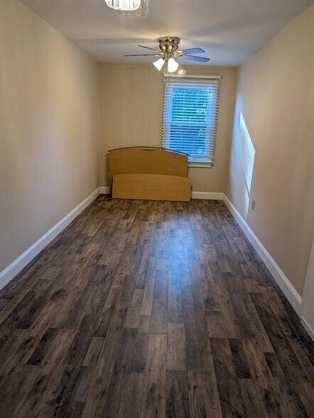 Building Photo - Room in Apartment on Karl Ct