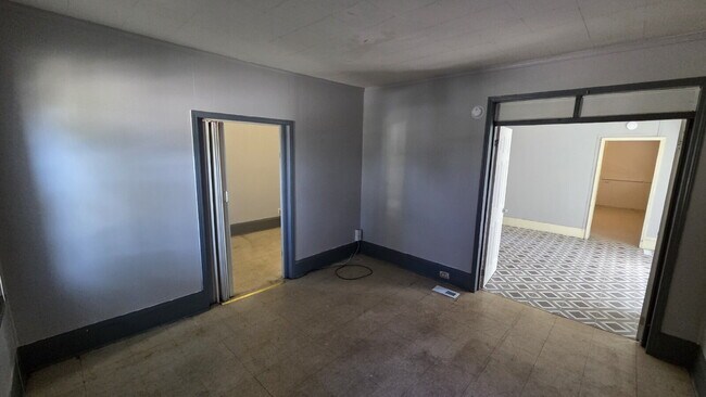 Building Photo - "Tons of Flex Space - Ready Now!"