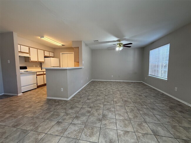 Building Photo - 10007 Emerald Creek Dr