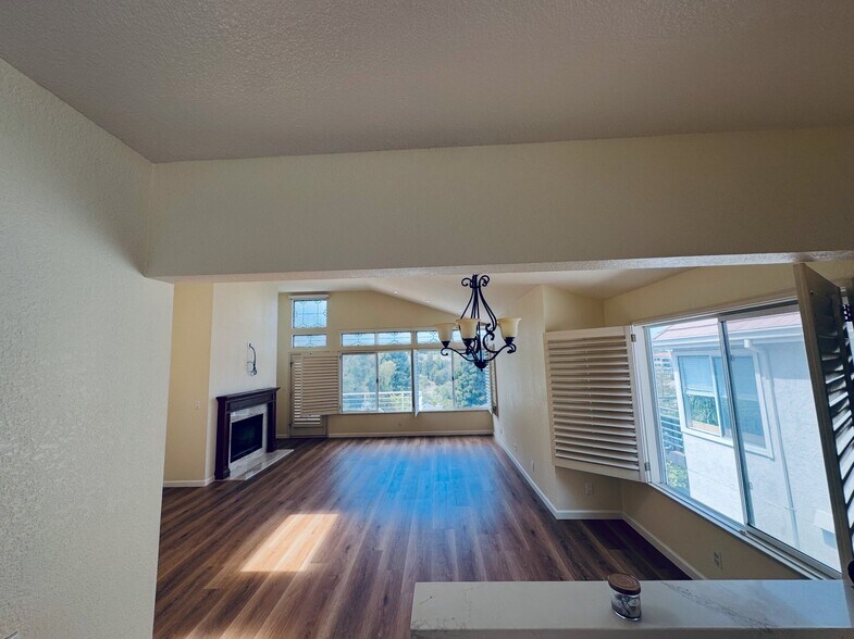 Building Photo - 6120 Lakeview Cir
