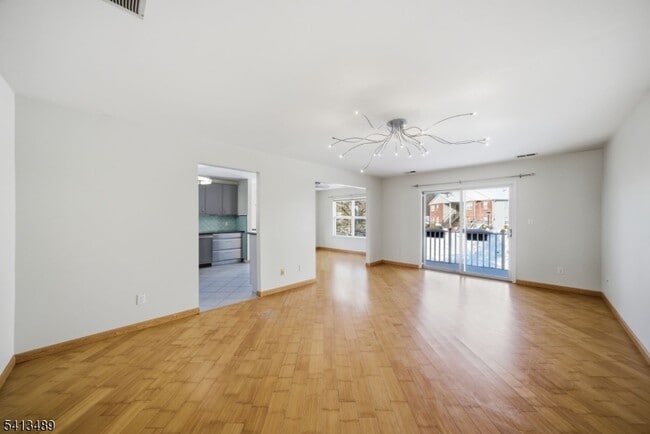 Building Photo - 8 Jennifer Dr