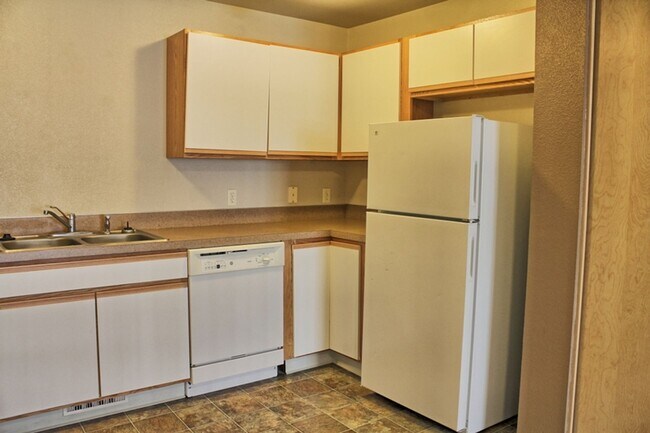 Building Photo - Two Bedroom Two Bath Ground Floor Condo for Rent!