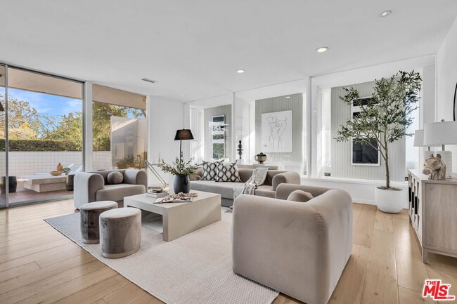 Building Photo - 802 N Crescent Dr