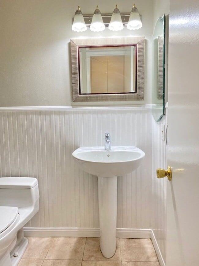 Building Photo - 3 Bed 2 Bath in Gated Beach Community-A must see Home