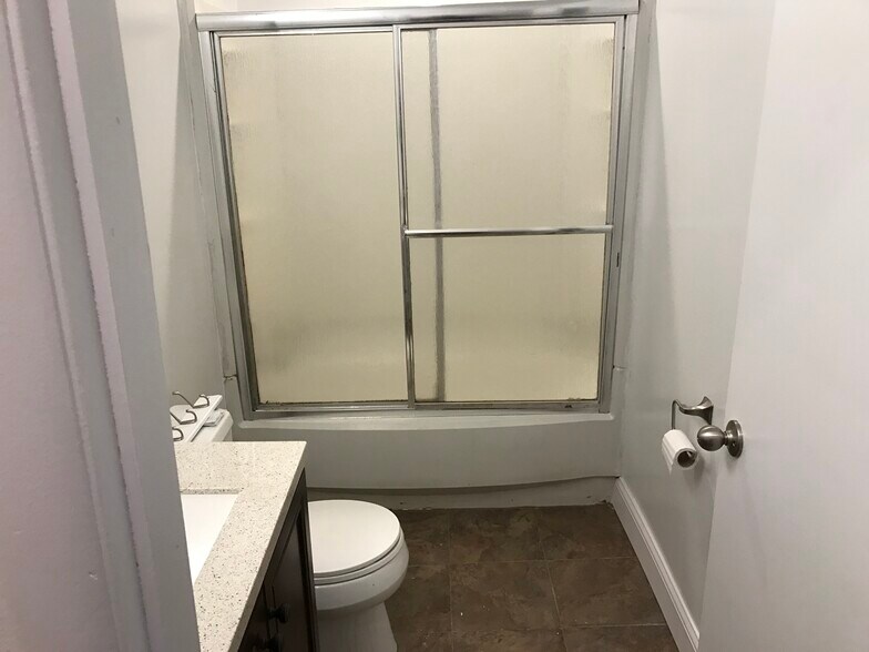 Building Photo - 2334 Sarah St