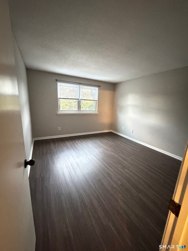 Building Photo - 512 Twin Circle Dr