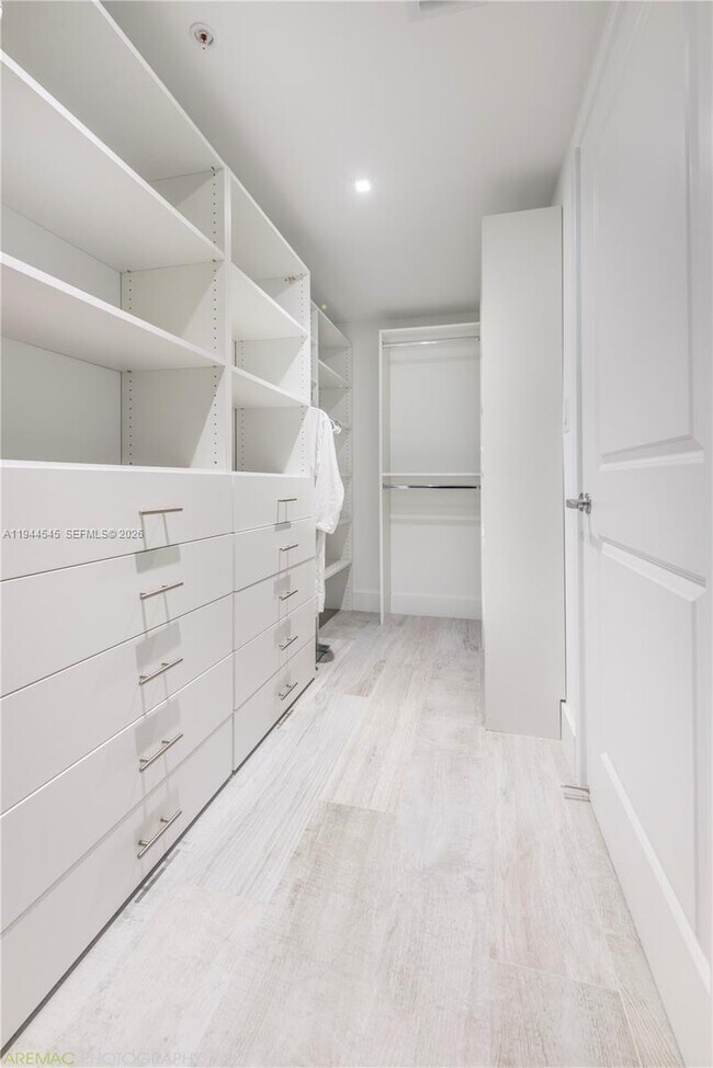 Building Photo - 400 Sunny Isles Blvd