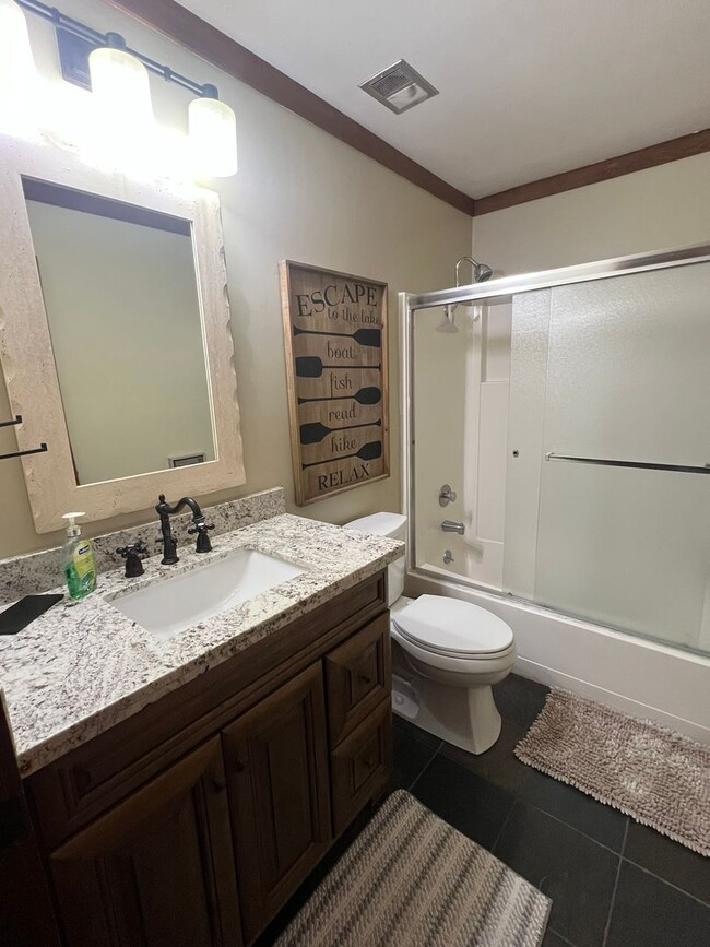 Building Photo - Nicely Remodeled Fully Furnished Condo