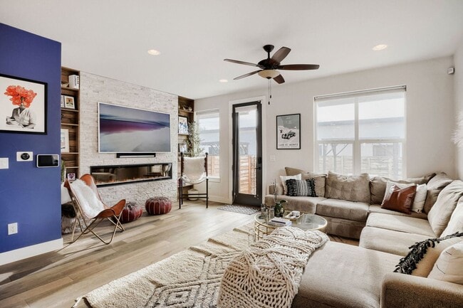 Building Photo - Bright & Inviting Home | Access to All