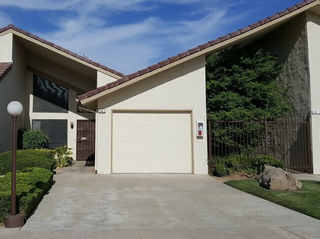 Primary Photo - Northwest single level condo offering many...