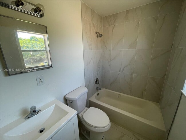 Building Photo - 801 N H St