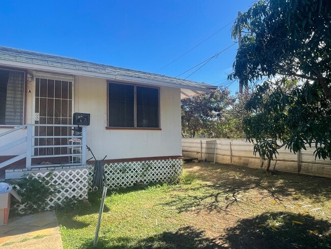 Building Photo - 2/1 duplex in Makaha | $1500.00 water included