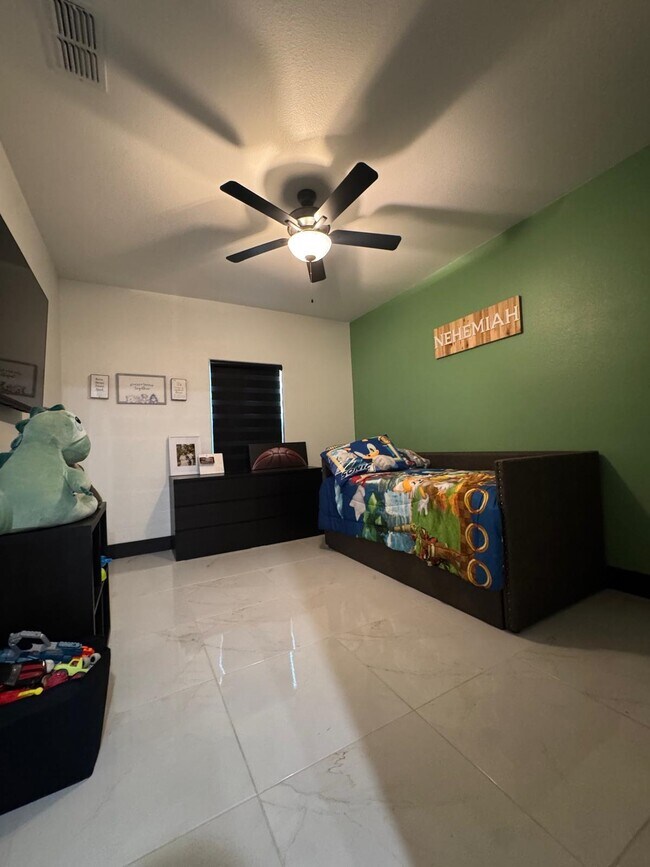 Building Photo - 421 Placido Dr