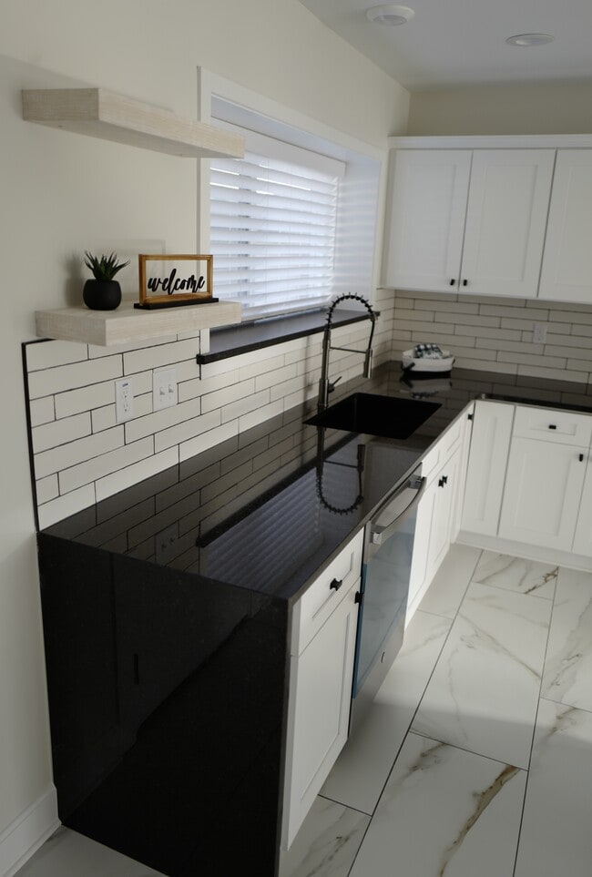 Building Photo - 818 Francis Pl