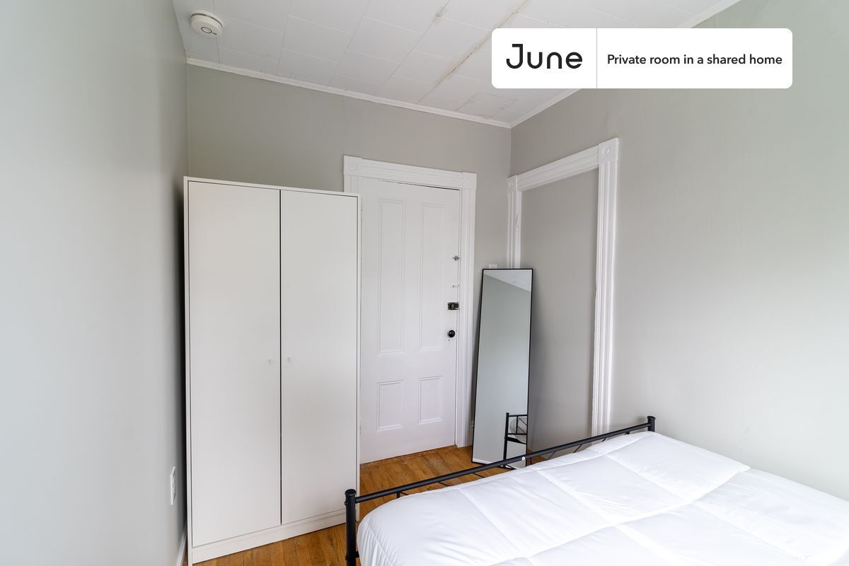 Building Photo - Room in Shared 4 bed/1 bath home