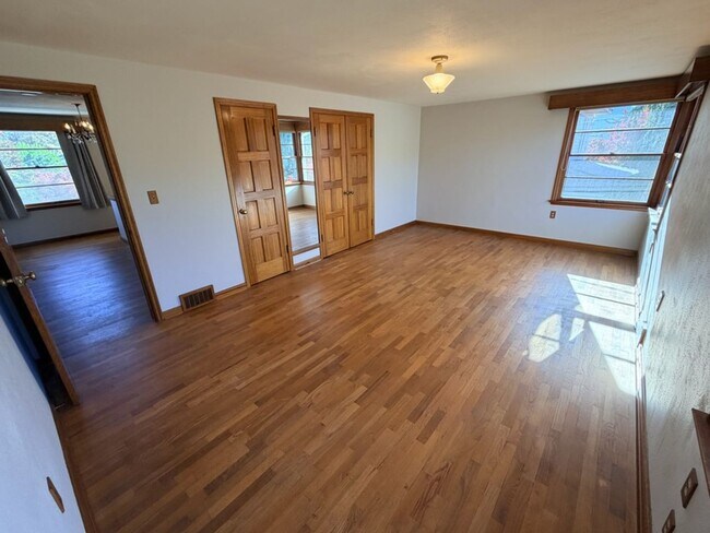 Building Photo - Located in the Historic District! 3+ beds, 1.5 bath, single garage, hardwood floors and MORE!