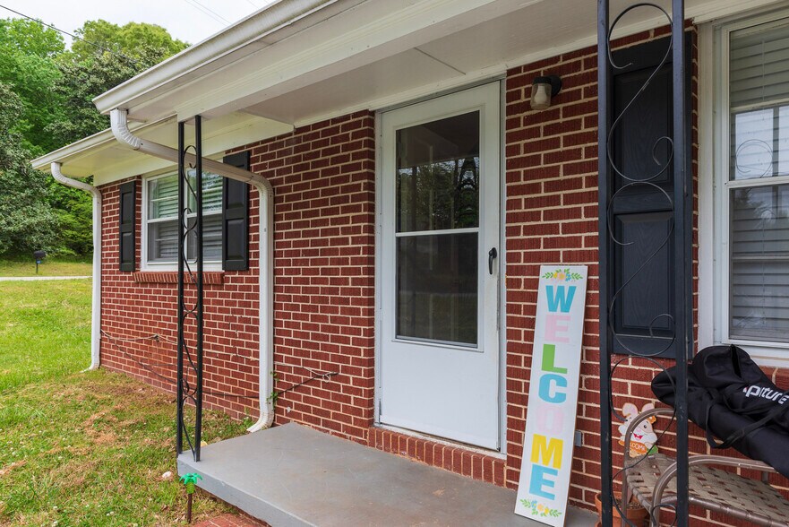 Building Photo - 105 Peach Dr