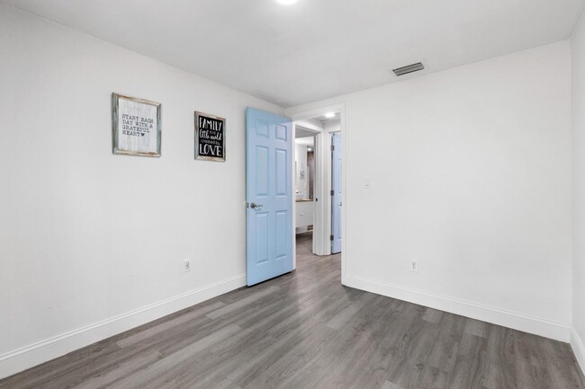 Building Photo - 1016 Beachwood Ave