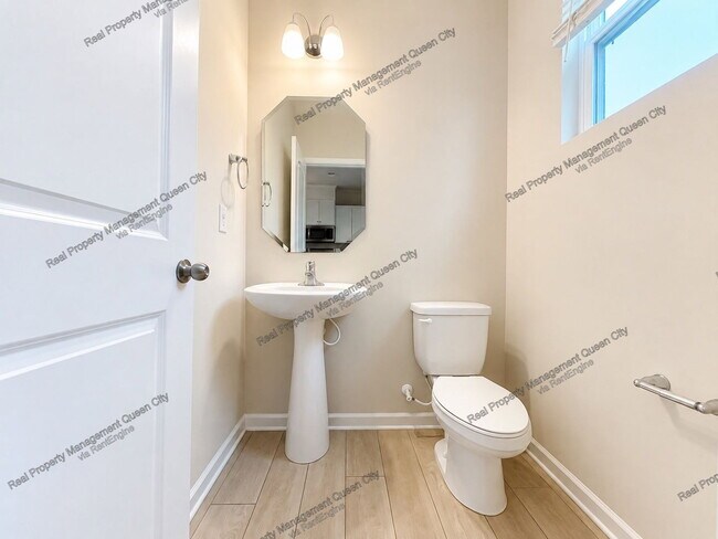 Building Photo - 2407 Lazette Dr