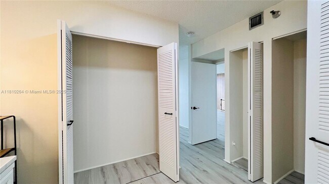 Building Photo - 20515 E Country Club Dr