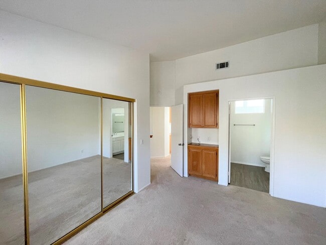 Building Photo - Desirable Cape Weston Condo