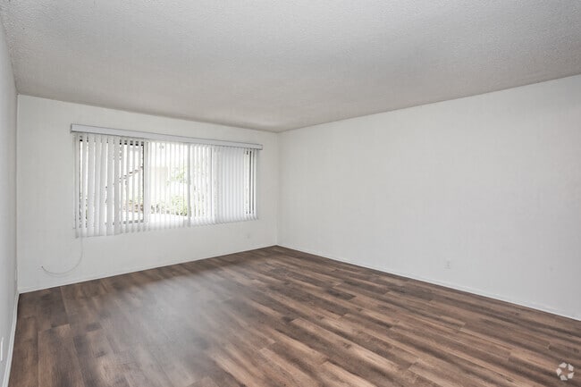 1BR, 1BA - 626SF - Living Room - Crestwood Apartments