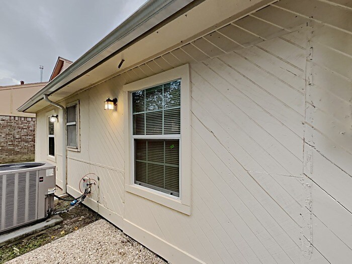 Building Photo - 942 Somercotes Ln
