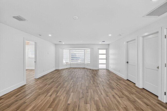 Building Photo - 1254 SW 4th Ct