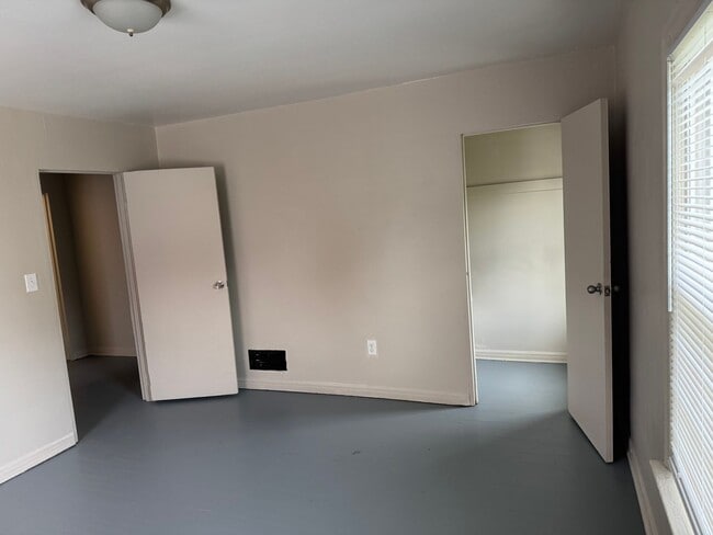 Building Photo - 369 N Roosevelt Ave