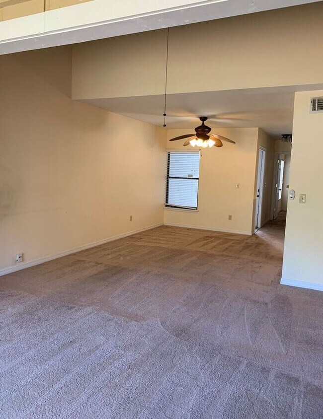 Building Photo - Awesome 2 Bed/2 Bath Townhome, Minutes fro...
