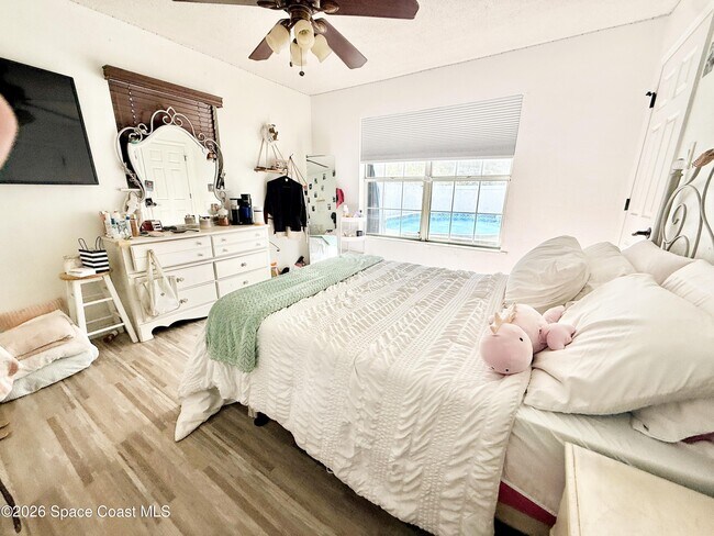 Building Photo - 1046 W Samms Ave