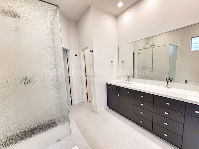 Building Photo - 1324 Delano St