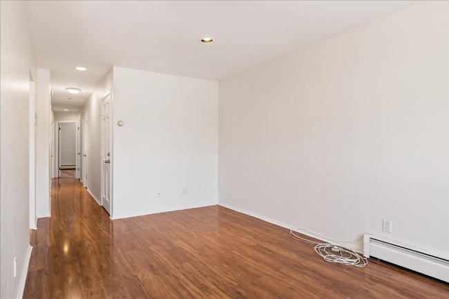 Building Photo - 15-25 209th St