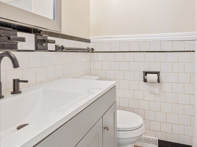 Building Photo - Luxury Remodeled 4 Bedrooms  2 Full Baths