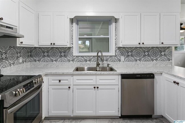 Building Photo - BEAUTIFUL REMODELED 3 BEDROOM HOME
