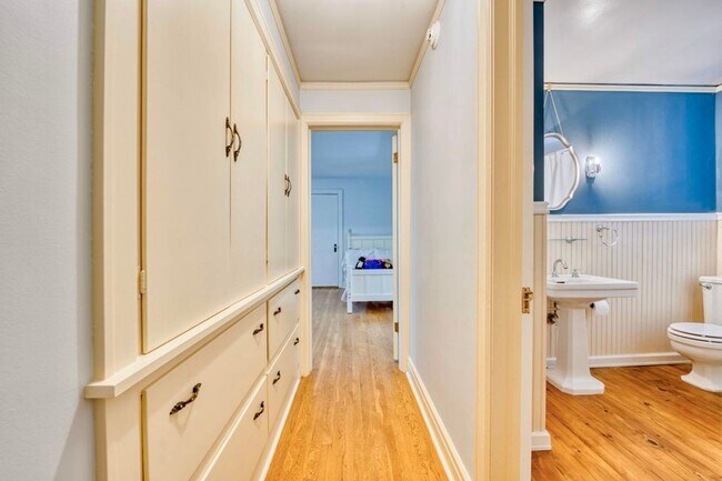 Building Photo - Beautiful 4 bedroom home in University Heights! Don't miss this one!