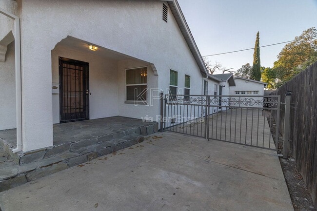 Building Photo - 325 E Mariposa Ave