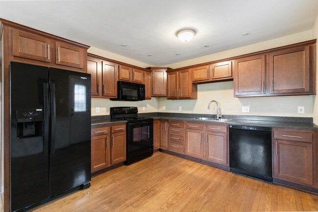 Building Photo - 1411 Custer Ave