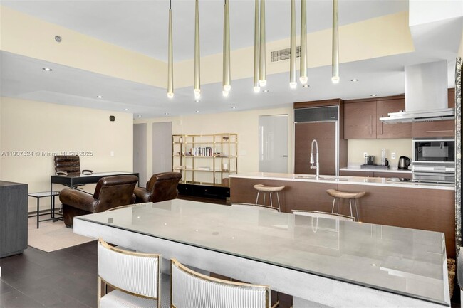 Building Photo - 495 Brickell Ave