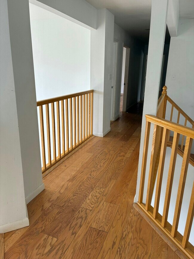 Building Photo - 2092 Colonial Dr