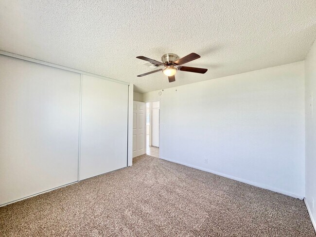 Building Photo - AVAILABLE NOW!! 2 Bedroom 1 Bathroom Apartment in Cathedral City!