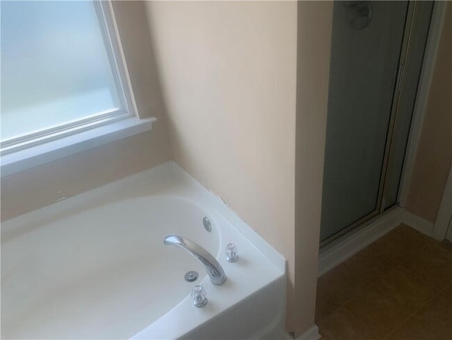 Building Photo - 121 Creekwood Tr