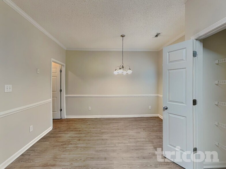 Building Photo - 5484 Sierra Tr